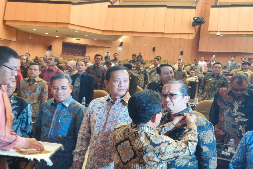 Ketua Umum Dewan Pengurus Pusat Keluarga Alumni (DPP KA) Universitas Jenderal Soedirman (Unsoed), Abdul Kholik, resmi melantik jajaran pengurus baru untuk periode 2024-2028. Acara berlangsung di Gedung Nusantara V, Kompleks DPR-MPR-DPD RI, Jakarta, pada Rabu (30/10/2024), dihadiri Rektor Unsoed Akhmad Sodiq dan mantan Ketua Mahkamah Konstitusi (MK) Jimly Asshiddiqie.