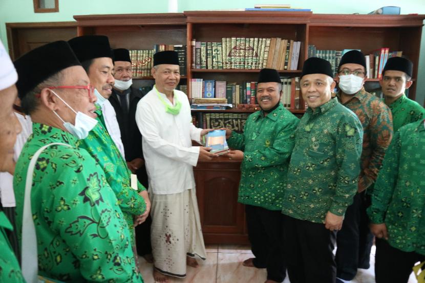 Ketua Umum Dewan Pengurus Pusat Persatuan Ummat Islam (DPP PUI), KH Nurhasan Zaidi, mengunjungi sejumlah pondok pesantren di Kabupaten Garut, Jumat (11/9)