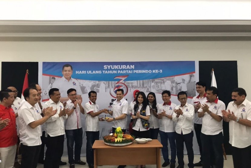 Ketua Umum Dewan Pimpinan Pusat (DPP) Partai Perindo Hary Tanoesoedibjo dan para pengurus DPP Partai Perindo merayakan HUT ke-3 Partai Perindo di Sekretariat DPP Perindo, Menteng, Jakarta Pusat, Ahad (8/10). 