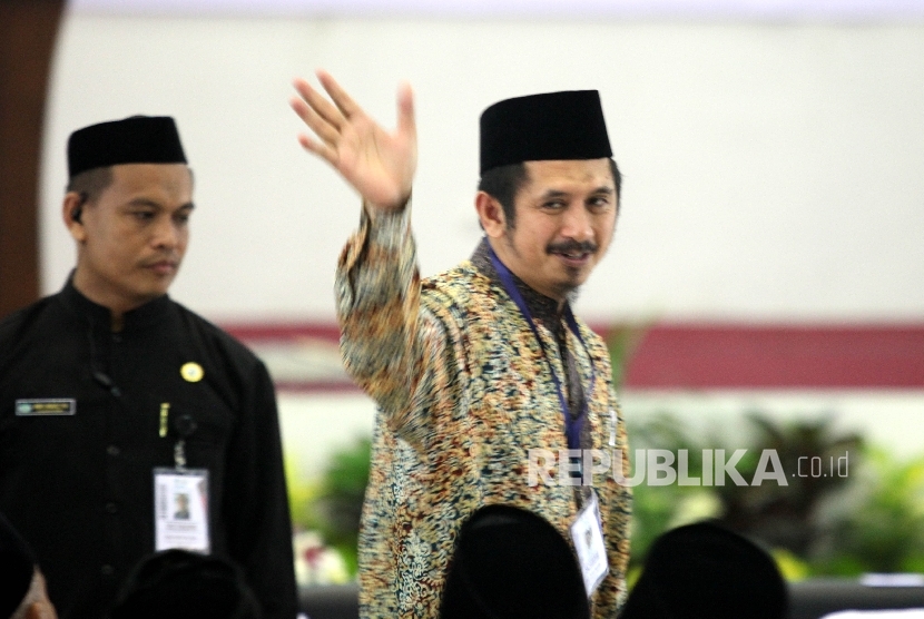 Ketua Umum Dewan Pimpinan Pusat Wahdah Islamiyah (DPP WI) Ustadz Muhammad Zaitun Rasmin melambaikan tangan kepada sejumlah peserta pada Muktamar III Wahdah Islamiyah di Asrama Haji, Pondok Gede, Jakarta, Selasa (19/7). 