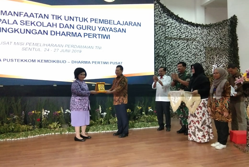 Ketua Umum Dharma Pertiwi, Nanny Hadi Tjahjanto dan Sekretaris Jenderal Kemendikbud Didik Suhardi di acara pelatihan TIK untuk guru yayasan Dharma Pertiwi, di Sentul, Jawa Barat, Senin (25/6). 