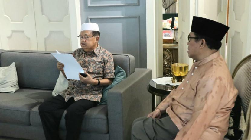 Ketua Umum DMI Jusuf Kalla (kiri) membaca SK Pemecatan Arief Rosyid dari Sekjen DMI Imam Addaruqutni (kanan) di kediaman JK, pada Ahad (3/4/2022)
