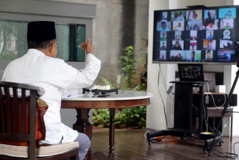 Ketua Umum Dewan Masjid Indonesia (DMI), M Jusuf Kalla mengatakan, cepat atau lambat akan terjadi kesulitan ekonomi di Tanah Air. 