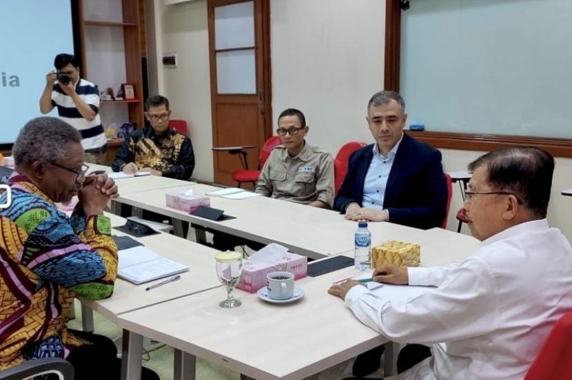 Ketua Umum DMI Jusuf Kalla menerima Head Delegation IFRC Asean, Mr Elkan Rahimov dan Head Of Regional Delegation for Indonesia and Timor Leste (ICRC), Mr Vincent Ochilet.