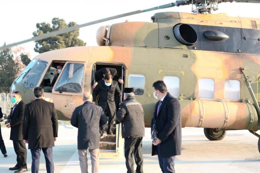 Ketua Umum DMI Jusuf Kalla turun dari helikopter militer untuk melakukan pertemuan dengan Menteri Agama & Haji Republik Islam Afghanistan Mohammad Qasim Halimi, di Istana Haram Sarai Kompleks Istana Kepresidenan Republik Islam Afghanistan, Kabul, Rabu (23/12).