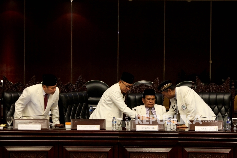  Ketua MPR Zulkifli Hasan (kedua kanan) berbincang bersama Ketua Umum DPP Badan Koordinasi Mubalig Indonesia (Bakomubin) Deddy Ismatullah (kedua kiri) , Wakil Ketua Majelis Syuro Nasional Anwar Sanusi (kiri) ,dan Sekjen DPP Bakomubin Abdurrahman Tardjo (kanan)saat pembukaan secara simbolik Seminar Nasional Kebangsaan Gerakan Mubaligh Bela Negara dan Sosialisasi Empat Pilar MPR RI di Gedung Nusantara V, Kompleks Parlemen,Senayan, Jakarta, Rabu (2/5).