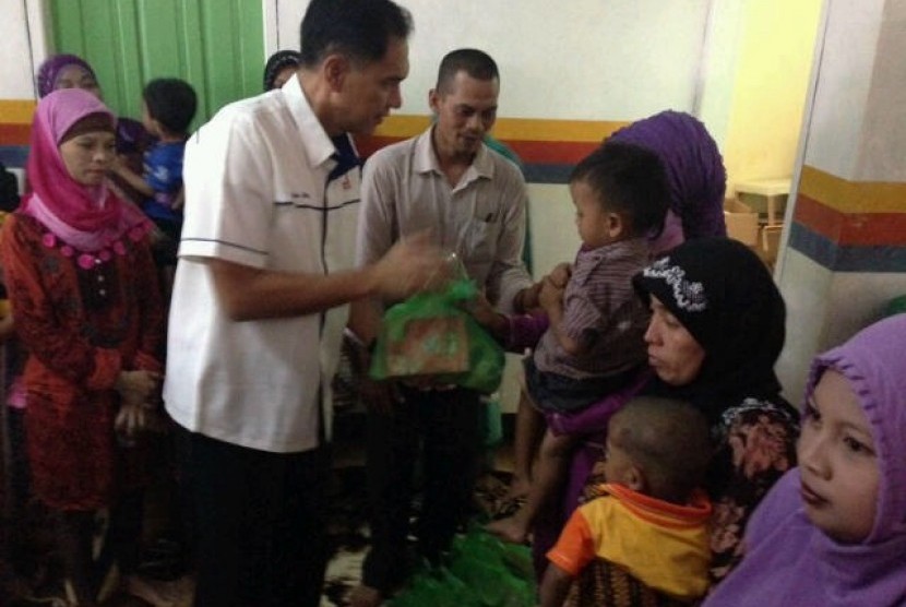 Ketua Umum DPP Barindo, Gita Wirjawan  memberi bantuan kepada balita yang mengalami gizi buruk.
