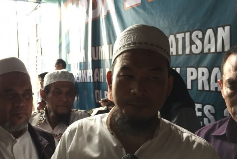 Ketua Umum DPP Garda 212 Ustadz Ansufri Idrus Sambo saat konferensi pers pernyataan sikap, terkait ungkapan La Nyalla yang tidak didukung Gerindra, pada Sabtu (13/1) di Kemang, Jakarta Selatan.