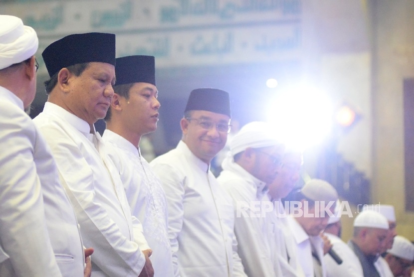 Ketua Umum DPP Gerinda Prabowo Subianto bersama Cagub DKI Jakarta Anies Baswedan saat menghadiri Dzikir dan Sholawat Untuk Negeri di masjid Agung At-Tien, Jakarta, Sabtu(11/3). 