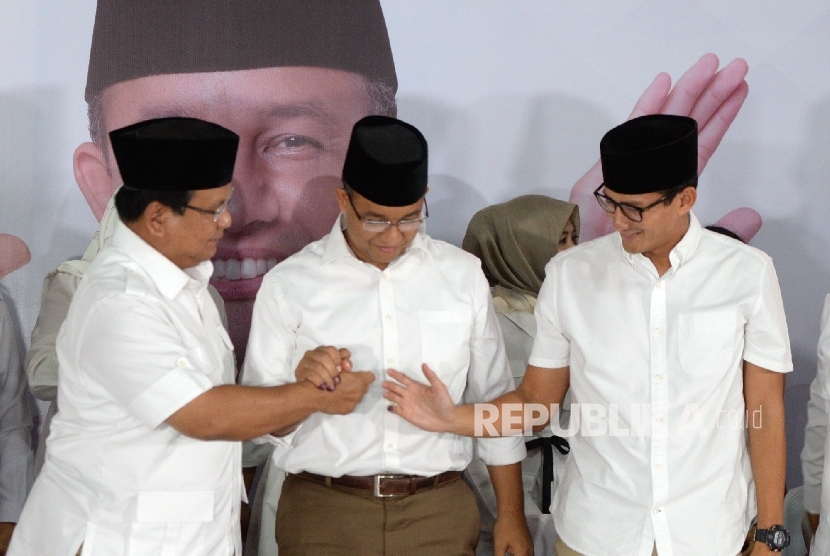 Gubernur DKI Jakarta, Anies Baswedan diapit pasangan capres dan cawapres Prabowo Subianto-Sandiaga Uno.