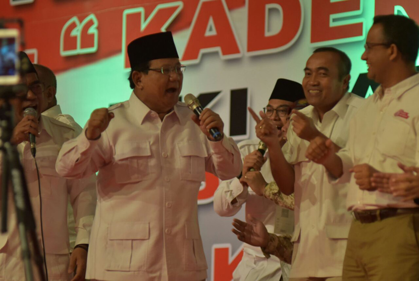 Ketua Umum DPP Gerindra Prabowo Subianto bernyanyi bersama petinggi partai serta Paslon Cagub Cawagub DKI Jakarta Anies Baswedan dan Sandiaga Uno di acara Rapat Akbar 8000 Kader Gerindra DKI di JIExpo, Kemayoran, Jakarta Pusat, Minggu (8/1).