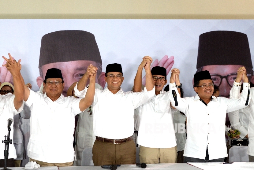  Ketua Umum DPP Gerindra Prabowo Subianto, Pasangan Cagub nomer tiga Pilkada DKI Jakarta Anies Baswedan dan Sandiaga Uno, Presiden PKS Sohibul Iman (dari kiri) menghadiri konferensi pers menanggapi pelaksanaan Pilkada DKI Jakarta di Jakarta, Rabu (15/2). 