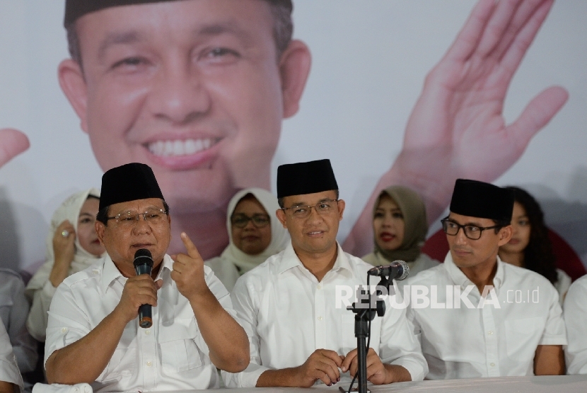 Ketua Umum DPP Gerindra Prabowo Subianto, pasangan cagub nomor urut tiga Pilkada DKI Jakarta Anies Baswedan dan Sandiaga Uno.