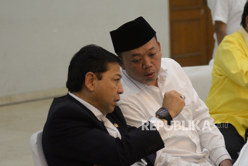 Ketua Umum DPP Golkar Setya Novanto berbincang Koordinator Bidang Pemenangan Pemilu Indonesia Partai Golkar Nusron Wahid sebelum rapat pengurus harian DPP Golkar di Jakarta. Rabu (15/3). 