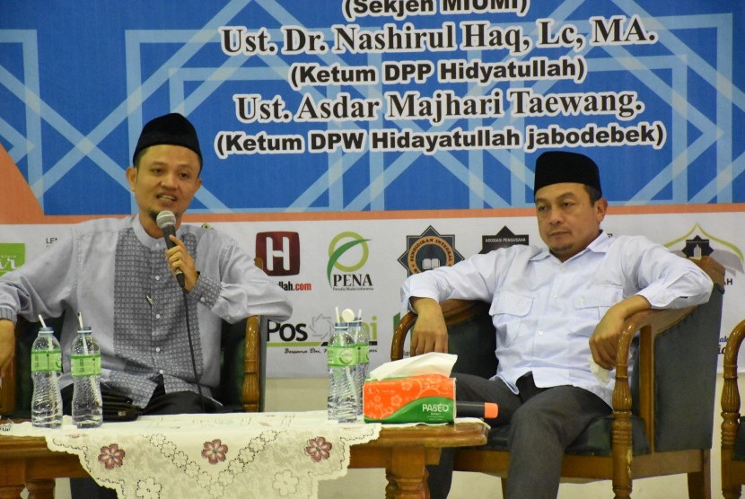  Ketua Umum DPP Hidayatullah, Dr  Nashirul Haq MA (kiri) dan Ustaz Bachtiar Nasir.