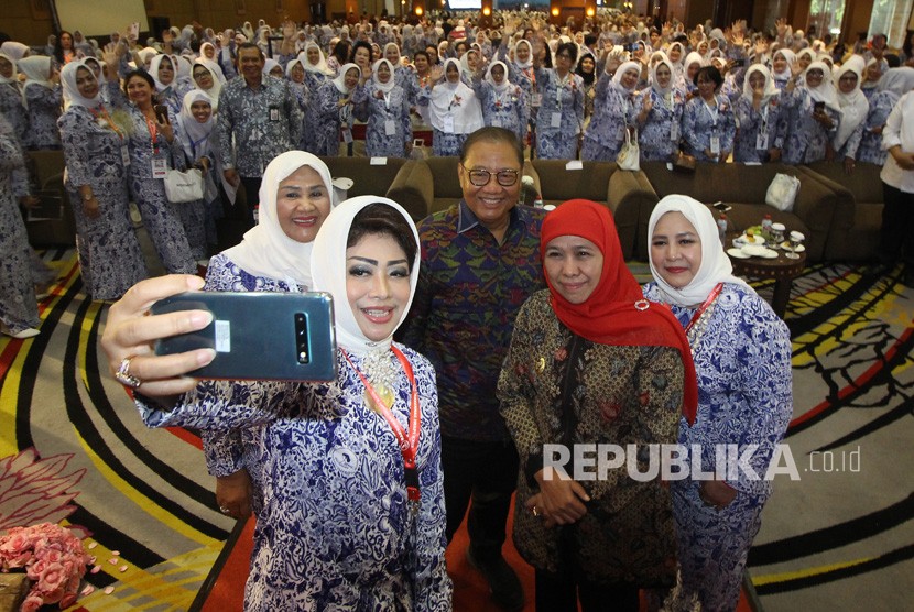 Ketua Umum DPP Ikatan Wanita Pengusaha Indonesia (IWAPI) Dyah Anita Prihapsari (kedua kiri)  -foto ilustrasi-