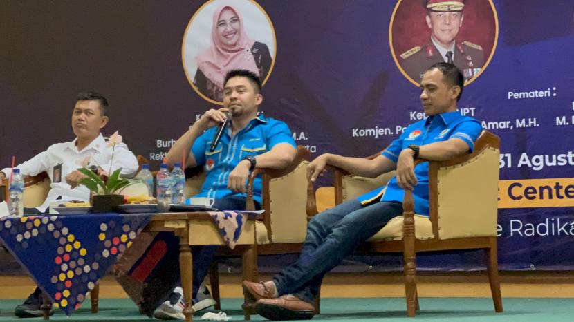 Ketua Umum DPP KNPI, M Ryano Panjaitan (tengah) di Universitas Islam Negeri Syarif Hidayatullah, Ciputat, Kota Tangerang Selatan, Kamis (1/9/2022).