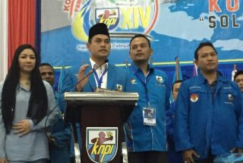 Ketua Umum DPP KNPI Periode 2011-2014, Taufan E.N Rotorasiko bersama sejumlah pengurus DPP KNPI saat menyampaikan LPJ pada Kongres KNPI di Jayapura, Jumat (28/2) malam