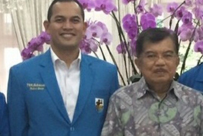 Ketua umum DPP KNPI, Taufan EN Rotorasiko berfoto bersama Wakil Presiden RI Jusuf Kalla.