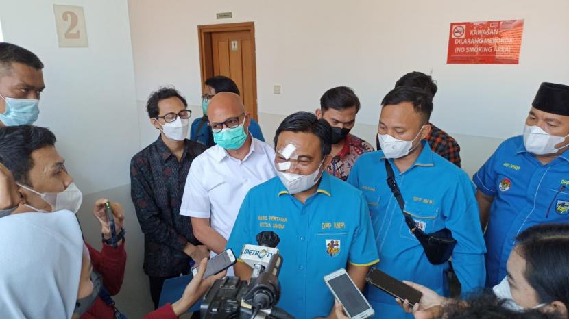 Ketua Umum DPP Komite Nasional Pemuda Indonesia (KNPI) Haris Pertama hadir sebagai saksi dalam sidang dengan terdakwa Ferdinand Hutahean pada Selasa (22/2) di Pengadilan Negeri Jakarta Pusat dengan masih mengenakan perban