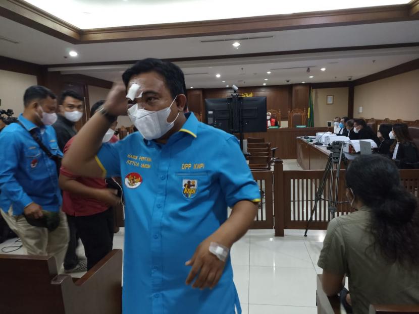 Ketua Umum DPP Komite Nasional Pemuda Indonesia (KNPI) Haris Pertama hadir sebagai saksi dalam sidang dengan terdakwa Ferdinand Hutahean pada Selasa (22/2) di Pengadilan Negeri Jakarta Pusat dengan masih mengenakan perban