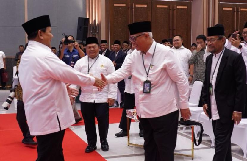 Ketua Umum DPP LDII KH Chriswanto Santoso (kanan) bersalama dengan Capres terpilih Prabowo Subianto. 