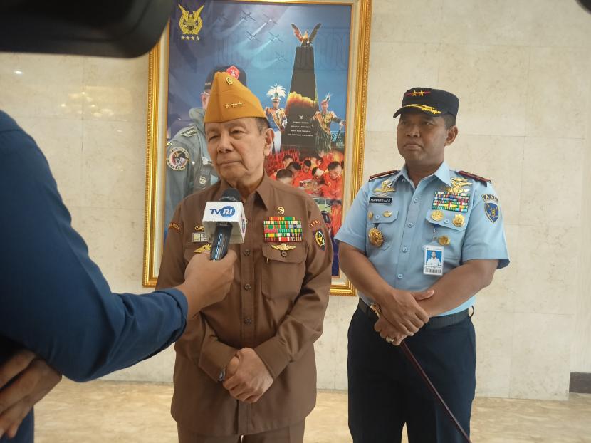 Ketua Umum DPP LVRI Letjen (Purn) HBL Martiri bersama Gubernur AAU Marsda Purwoko Aji Prabowo. 