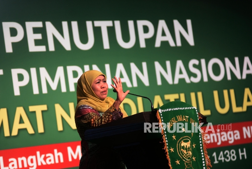 Ketua Umum DPP Muslimat NU Khofifah Indar Parawansa memberi sambutan sekaligus menutup acara Rapimnas PP Muslimat NU di Jakarta, Senin (27/3).