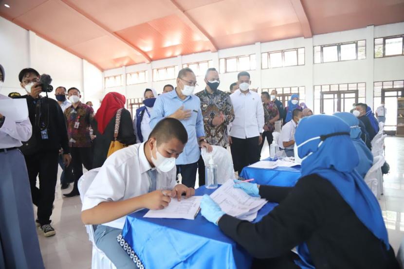 Ketua Umum DPP PAN (baju biru) saat mengunjungi pelaksanaan vaksinasi yang diselenggarakan PAN, di SMA Kebagsaan, Kalianda, Lampung Selatan, Kamis (26/8).