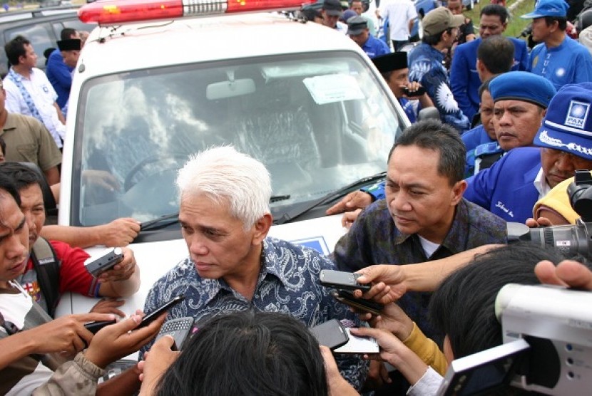 Ketua Umum DPP PAN, Hatta Rajasa (kiri) dan Ketua DPP PAN, Zulkifli Hasa (kanan) menyambangi dua desa di Lampung Selatan, Provinsi Lampung, Ahad (5/8). Kedatangan Hatta dan Zulkifli untuk meminta dukungan kepada kader dan simpatisan PAN, sekaligus memberik