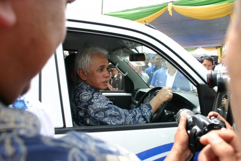 Ketua Umum DPP PAN, Hatta Rajasa sedang satu dari 14 mobil Ambulance yang disumbangkan kepada masyarakat Lampung Selatan. Nantinya, ambulance itu bakal berkeliling untuk memberikan pengobatan gratis kepada masyarakat Lampung. 