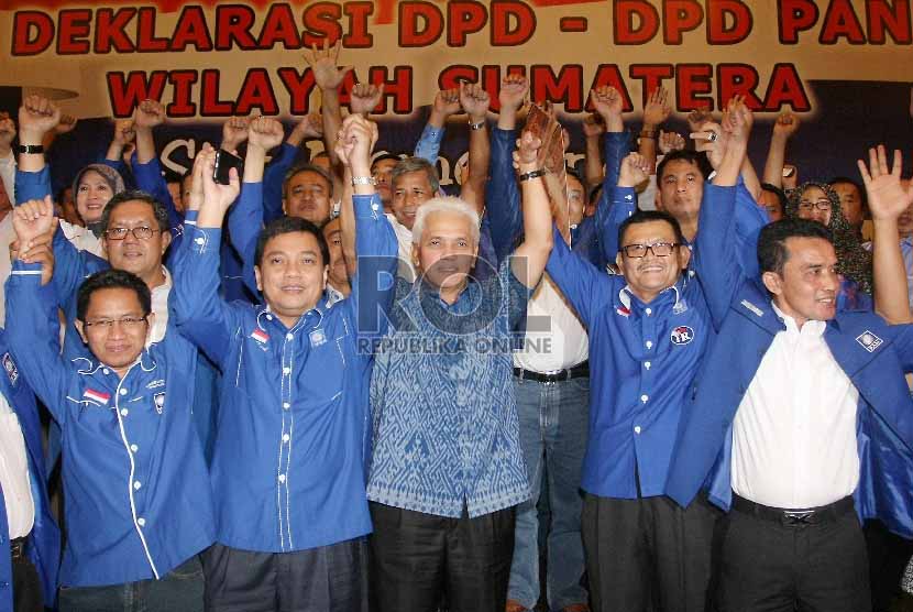 Ketua Umum DPP PAN, Hatta Rajasa (tengah), mengangkat tangan bersama ketika deklarasi dukungan pencalonan kembali Hatta Rajasa menjadi Ketua Umum DPP PAN, di Pekanbaru, Riau, Sabtu (17/1).