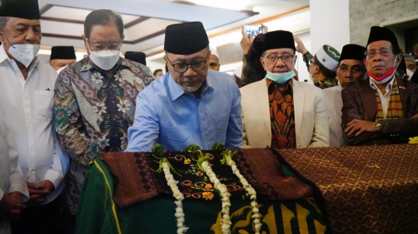 Ketua Umum DPP PAN sekaligus Wakil Ketua MPR Zulkifli Hasan melayat ke kediaman eks menteri perindustrian Fahmi Idris.