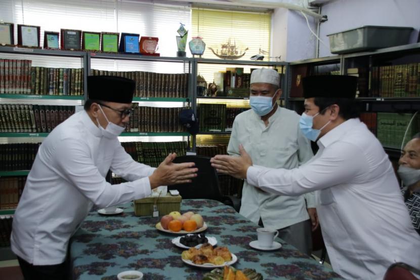Ketua Umum DPP PAN Zulkifi Hasan (kiri) saat melakukan silaturahim ke Masjid Baitul Mughni, Kuningan Jakarta Pusat. 