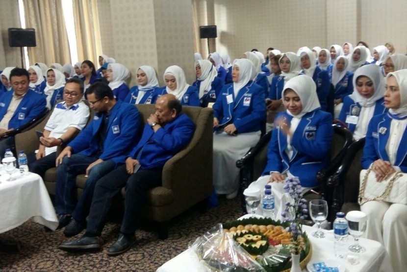 Ketua Umum DPP PAN, Zulkifli Hasan (baju puti), saat menghadiri pembukaan Latihan Kader Amanat Dasar Nasional PUAN di Maharadja Hotel Jakarta, Jumat (27/4).