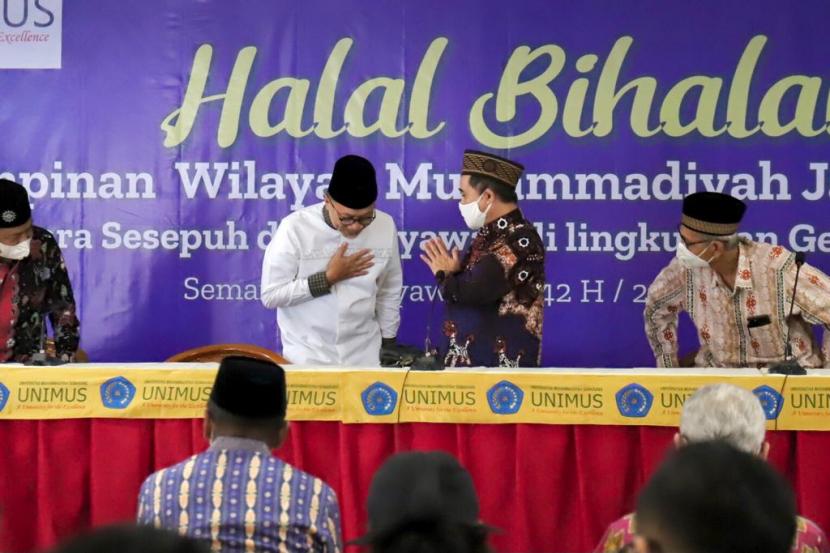 Ketua Umum DPP PAN Zulkifli Hasan (baju putih) saat menghadiri  Halal bi Halal yang diselenggarakan oleh Pimpinan Wilayah Muhammadiyah (PWM) Jawa Tengah di kampus Universitas Muhammadiyah Semarang (Unimus).