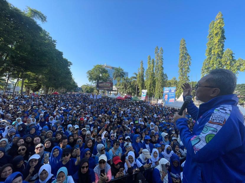 Ketua Umum DPP PAN Zulkifli Hasan berbicara di hadapan ratusan ribu massa yang mengikuti kegiatan Jalan Sehat PAN.