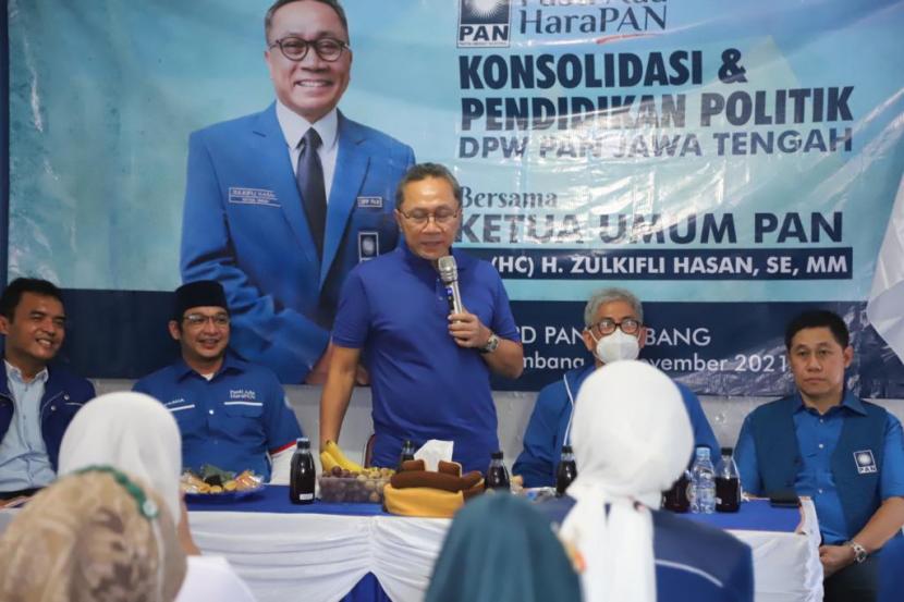 Ketua Umum DPP PAN Zulkifli Hasan (berdiri) didampingi Pasha Ungu (berpeci) melakukan konsolidasi politik di Jawa Tengah (ilustrasi).Survei menyebutkan elektabilitas PAN mengungguli Nasdem dan PKS 