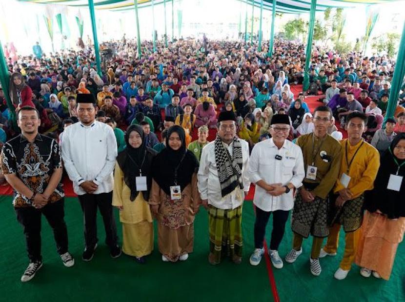 Ketua Umum DPP PAN Zulkifli Hasan berfoto bersama dengan mahasiswa Universitas Muhammadiyah Riau, Jumat (15/9). 