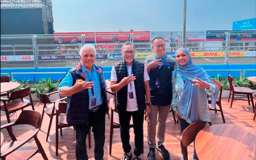 Ketua Umum DPP PAN ZUlkifli Hasan bersama sejumlah politisi PAN menonton gelaran balap Formula E di Ancol, Jakarta, Sabtu (5/6/2022).