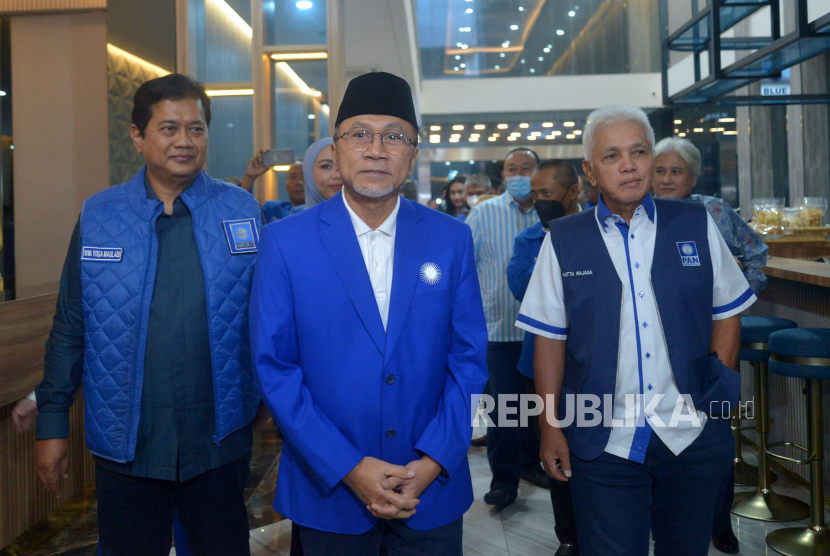 Ketua Umum DPP PAN Zulkifli Hasan dan Ketua MPP PAN Hatta Rajasa meninjau kantor baru DPP PAN saat peresmiannya di Kawasan Warung Buncit, Jakarta, Selasa (4/10/2022). Zulkifli Hasan berharap dengan kantor yang baru ini dapat meningkatkan peran semangat PAN dalam menyongsong Pemilu 2024 serta menjadi partai yang akan terus relevan bagi masyarakat.