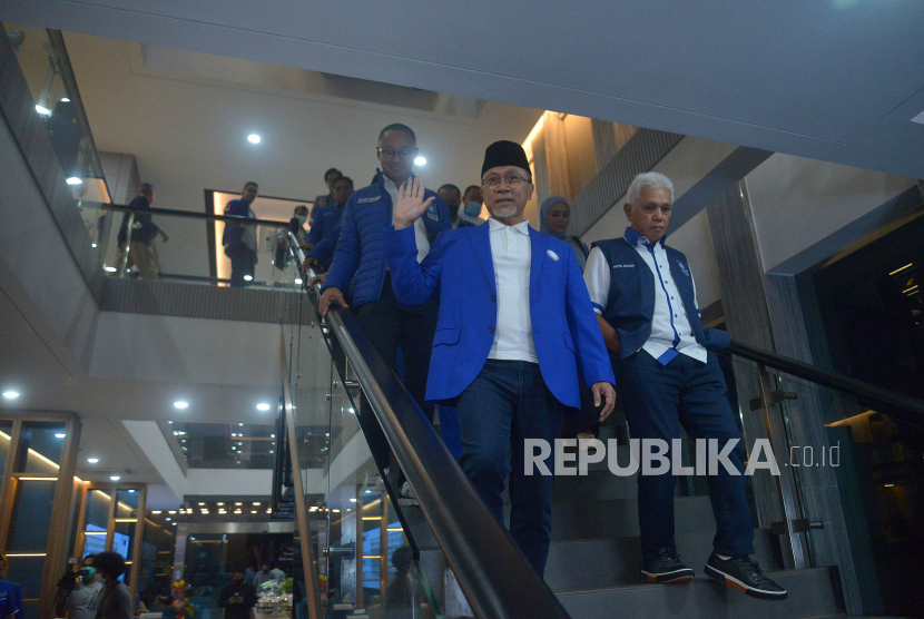 Ketua Umum DPP PAN Zulkifli Hasan dan Ketua MPP PAN Hatta Rajasa meninjau kantor baru DPP PAN saat peresmiannya di Kawasan Warung Buncit, Jakarta, Selasa (4/10/2022). 