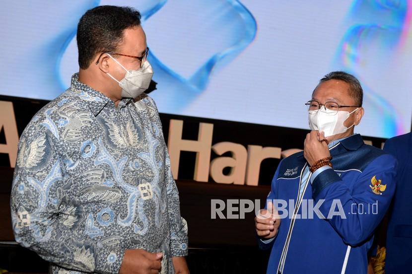Ketua Umum DPP PAN Zulkifli Hasan (kanan) berbincang dengan Gubernur DKI Jakarta Anies Baswedan (kiri).