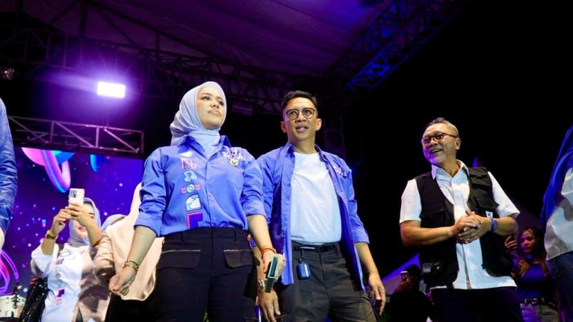 Ketua Umum DPP PAN, Zulkifli Hasan (kanan) bersama Zita Anjani, saat menghadiri Pesta Anak Nongkrong (PAN) X Jakcloth, di Semarang, Jawa Tengah.