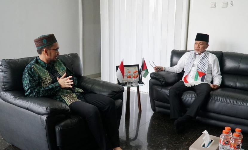 Ketua Umum DPP PAN Zulkifli Hasan (kanan) bertemu dengan ustadz Adi Hidayat (UAH) untuk menyalurkan hasil penggalangan donasi bagi Palestina, Selasa (1/6).