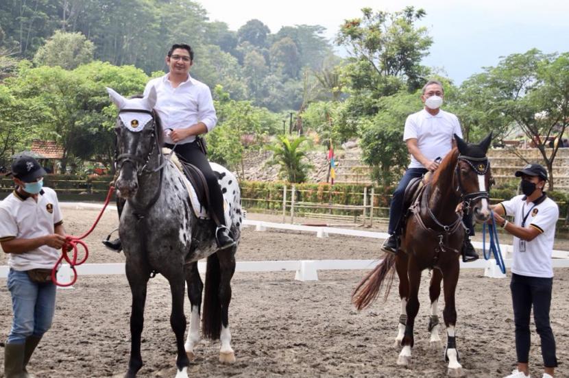 Ketua Umum DPP PAN Zulkifli Hasan (kanan) diajak berkuda saat berkunjung ke Kendal, Jawa Tengah.