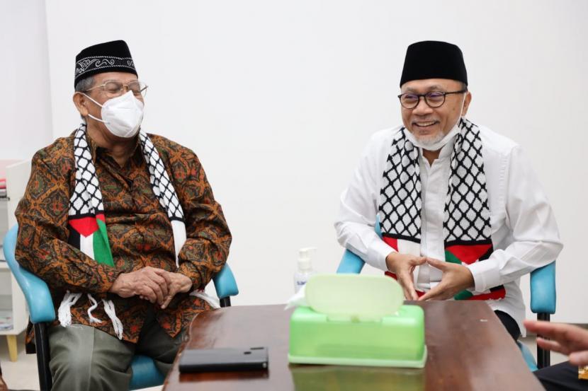 Ketua Umum DPP PAN Zulkifli Hasan (kanan) saat bertemu dengan Wakil Ketua Umum MUI Basri Barmanda, Zulkifli menyurukan kader PAN DPR bisa bantu Palestina.