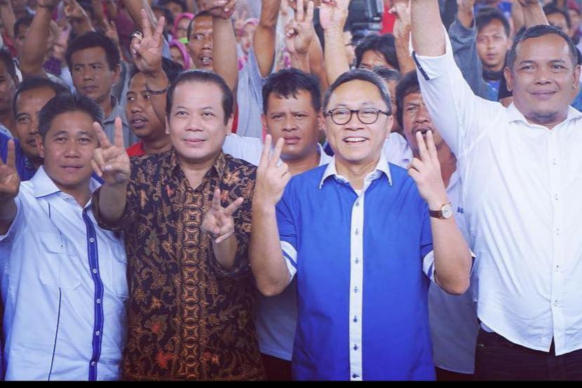 Foto kenangan Ketua Umum DPP PAN Zulkifli Hasan (kedua kanan) bersama mantan sekjen PAN Taufik Kurniawan (kedua kiri). Taufik Kurniawan meninggal dunia pukul 16.30 WIB di Semarang pada Kamis (24/11/2022).