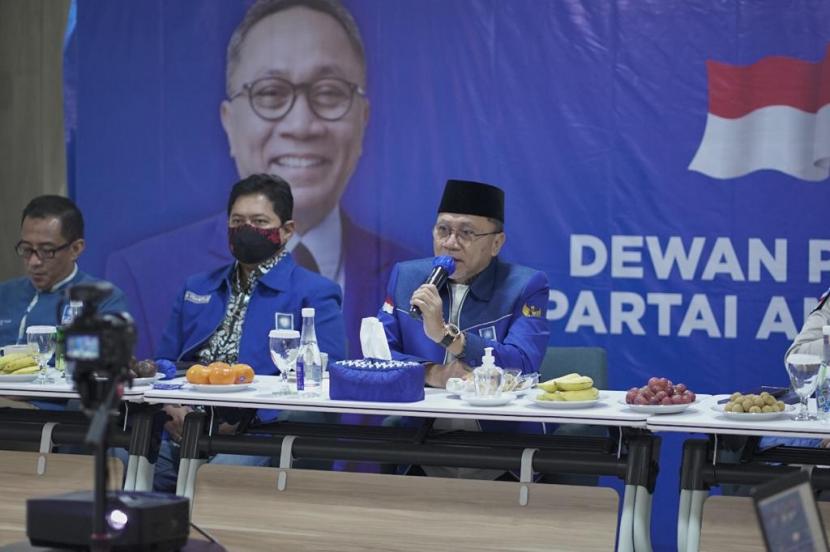 Ketua Umum DPP PAN Zulkifli Hasan, saat melakukan rapat koordinasi secara daring dengan para pengurus DPW dan DPD, serta anggota legislatif dan eksekutif seluruh Indonesia. 