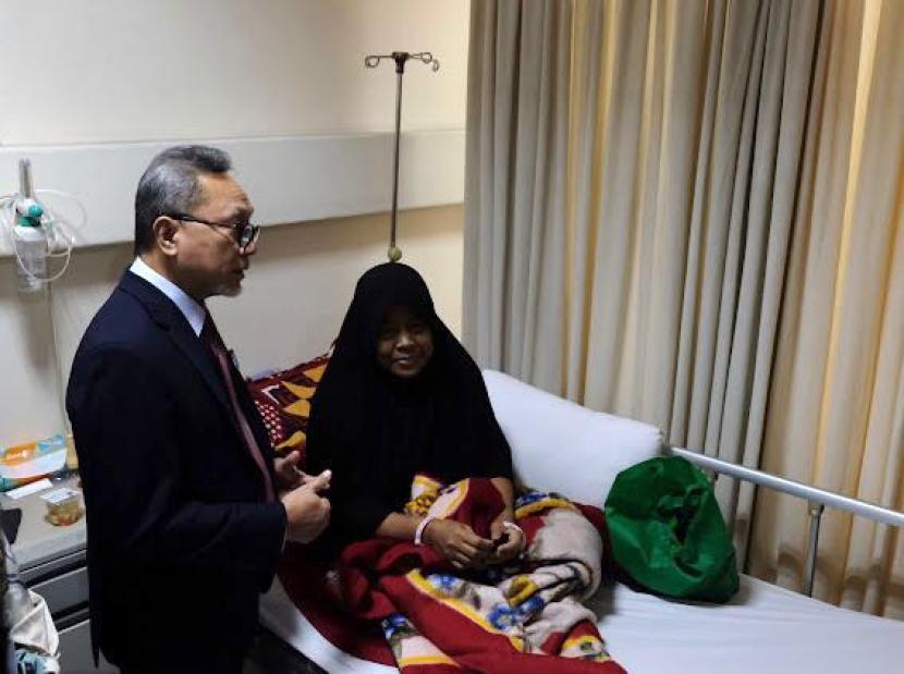 Ketua Umum DPP PAN Zulkifli Hasan saat mengunjungi pasien di Rumah Sakit Islam Jakarta (RSIJ) Pondok Kopi..